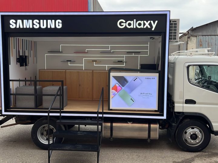 حافلة متنقلة بين المدن العراقية لعرض أجهزة سامسونج الجديدة من سلسلة هواتف Galaxy Z وGalaxy S وGalaxy A