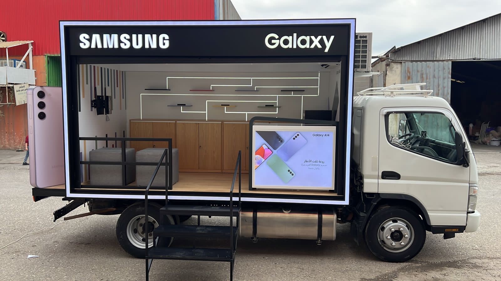 حافلة متنقلة بين المدن العراقية لعرض أجهزة سامسونج الجديدة من سلسلة هواتف Galaxy Z وGalaxy S وGalaxy A